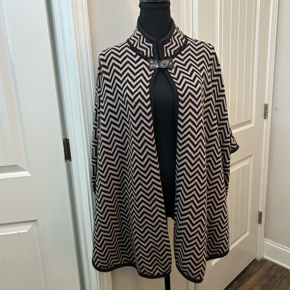 Liz Claiborne Black and Tan Zigzag Cape